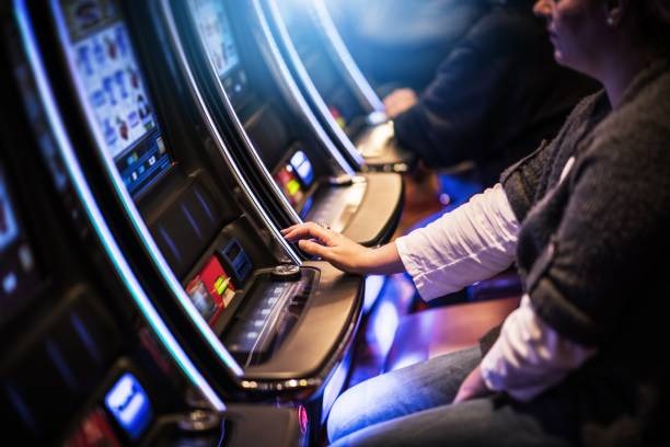 inatogell live-dealer interface showing roulette wheel spin and result announcement